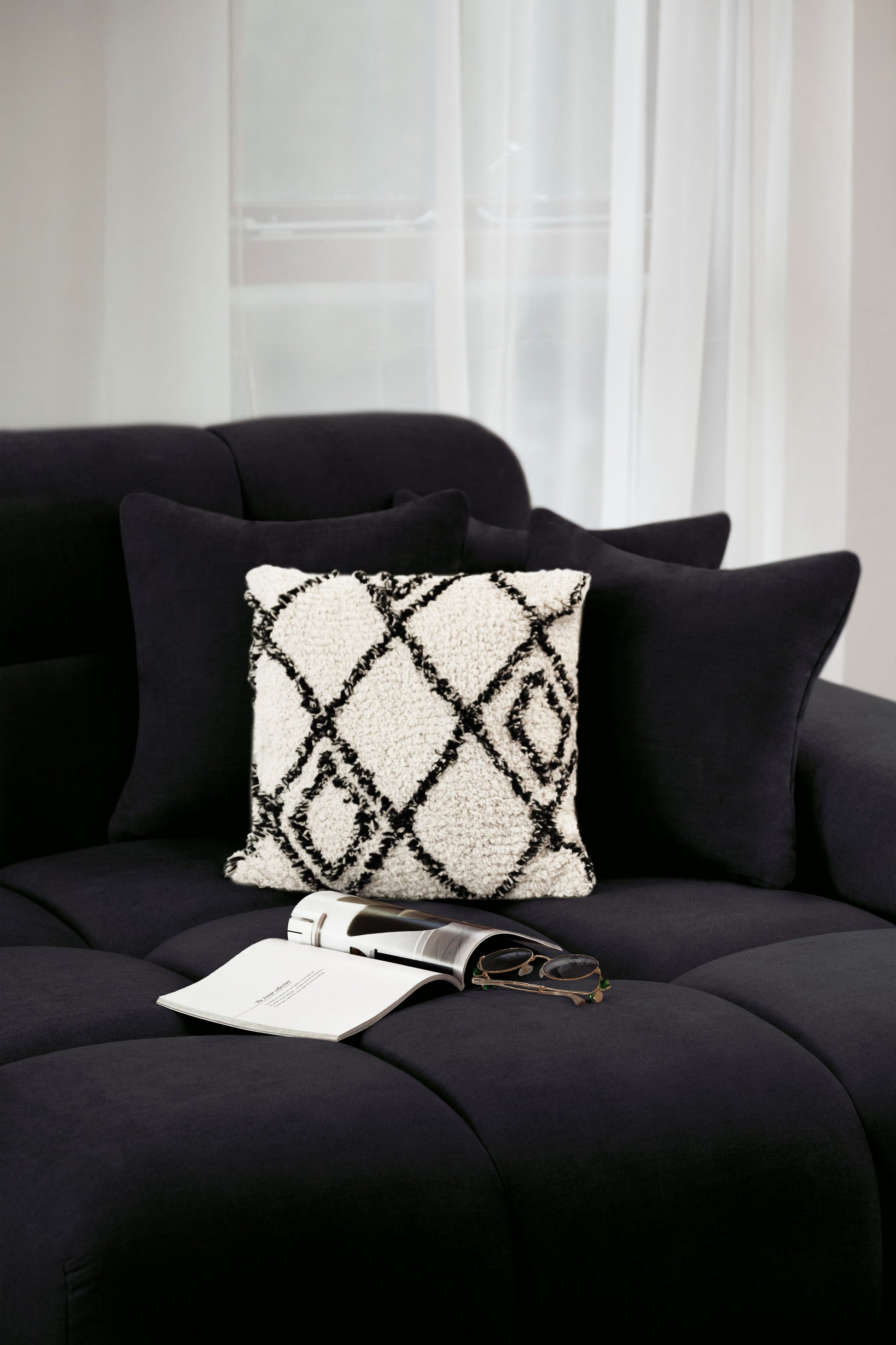 Joanna Sofa Black Right Hand Facing Corner at Dreamy furniture store